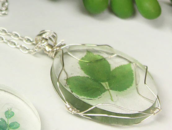 Resin Leaf Pendant Idea