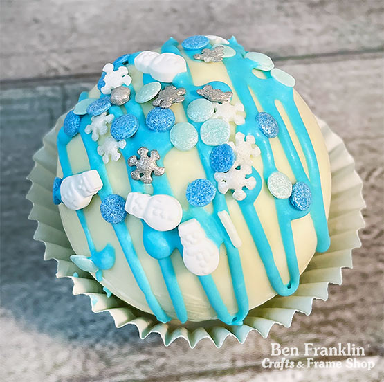 Cocoa bombs with blue snowflakes Cocoa bombs with blue snowflakes