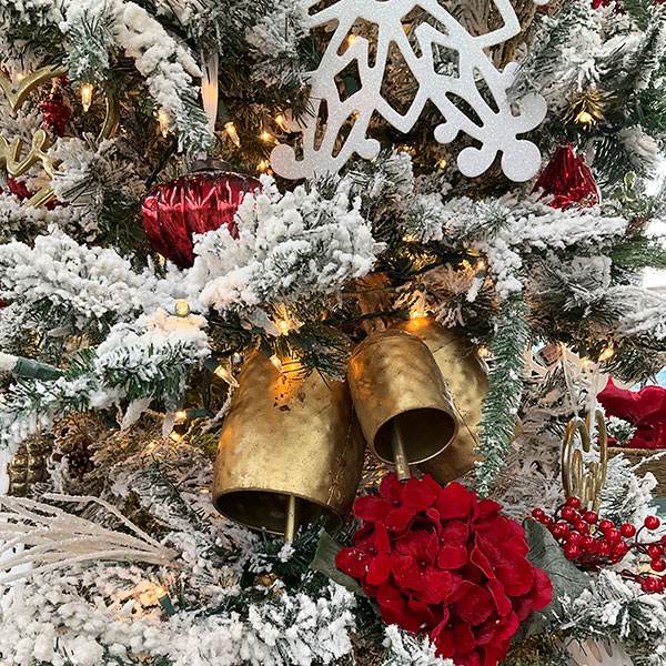 White Christmas Tree theme 2023